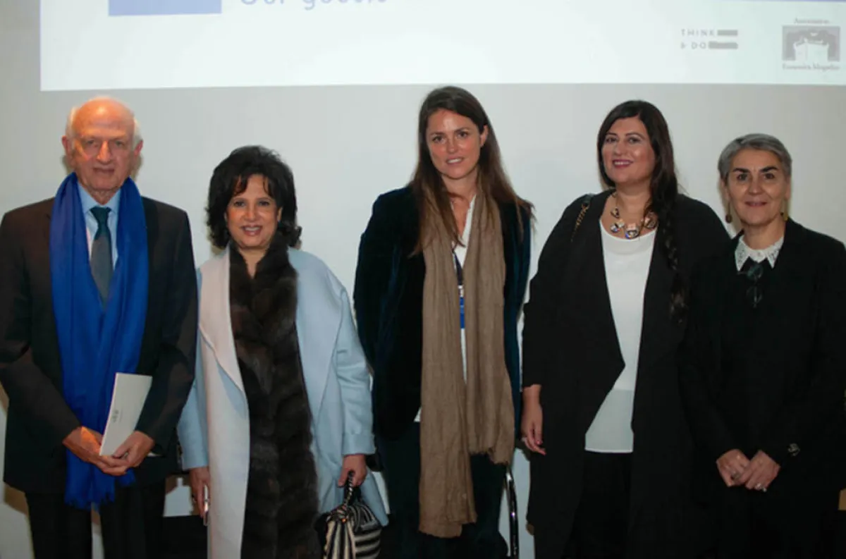 عطايا وآل خليفة برفقة عدد من المشاركين في الحدث.jpg