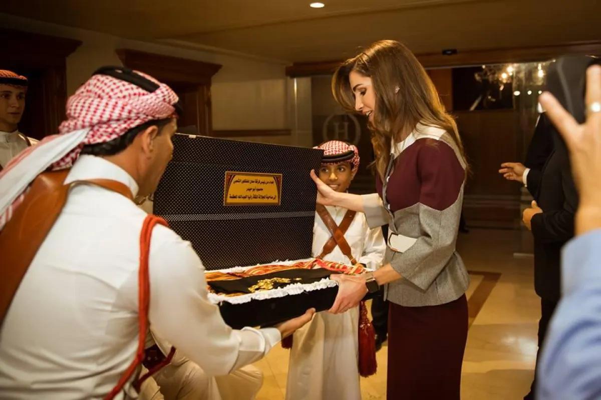 الملكة رانيا خلال حضور احتفال جمعية جائزة الملكة رانيا للتميز التربوي.jpg