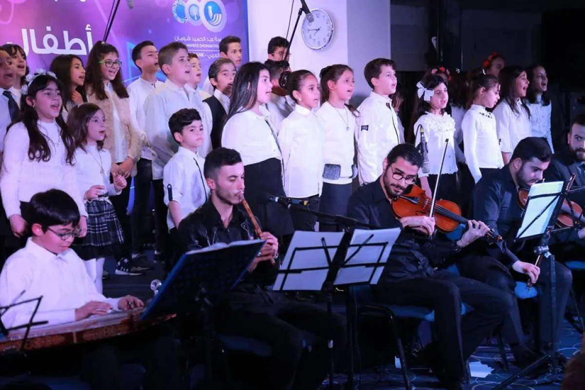 الأطفال برفقة الموسيقيين الكبار.jpg