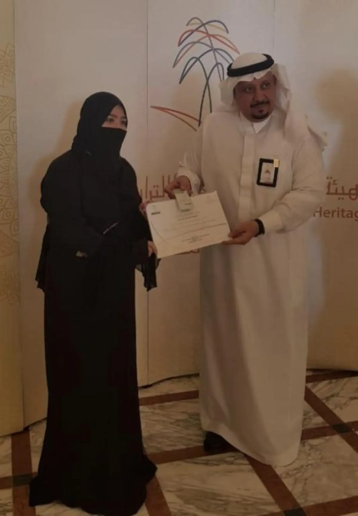 السياحة تمنح فتاة سعودية أول رخصة للإرشاد السياحي للنساء في مكة المكرمة