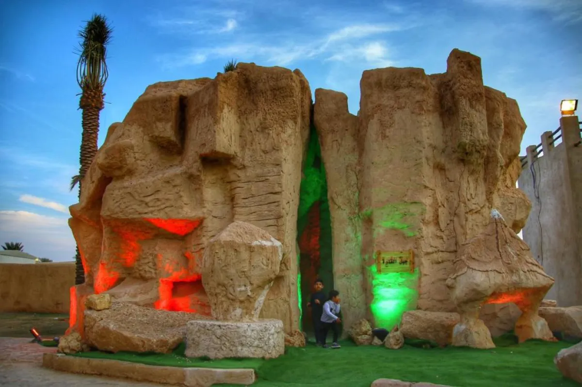 جبل قارة.. أعجوبة طبيعية تثير فضول زوار «الجنادرية 33»