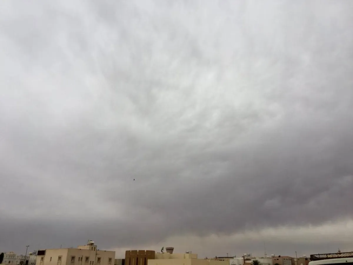 سماء غائمة مع فرصة هطول أمطار