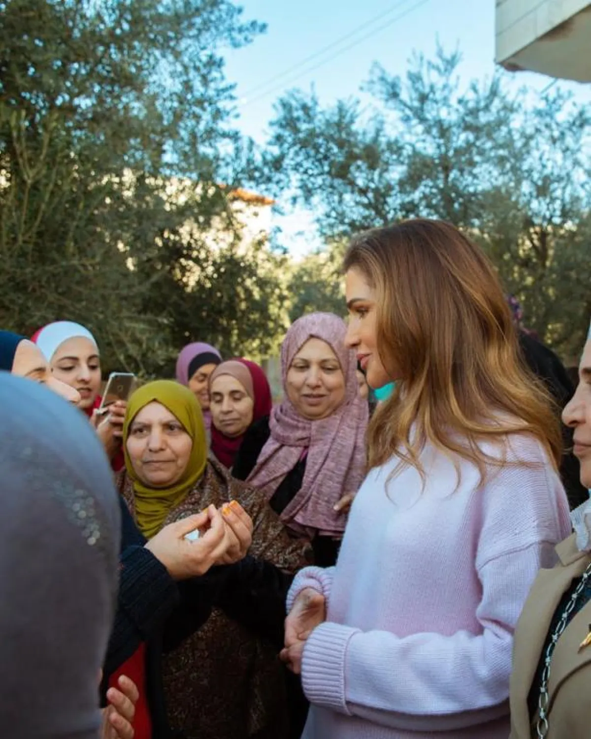 الملكة رانيا وحديثها مع سيدات جمعية سيدات بدر الجديدة الخيرية بعمان.jpg