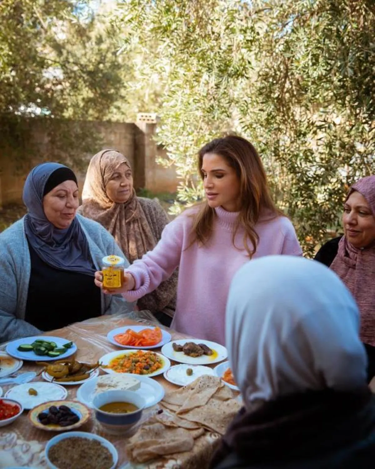 الملكة رانيا وزيارتها لجمعية سيدات بدر الجديدة الخيرية.jpg