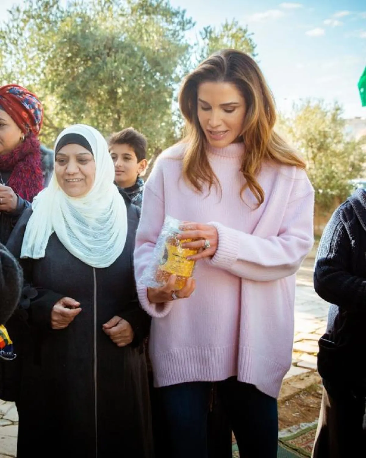 تفقد الملكة رانيا بعض المنتوجات في الجمعية.jpg