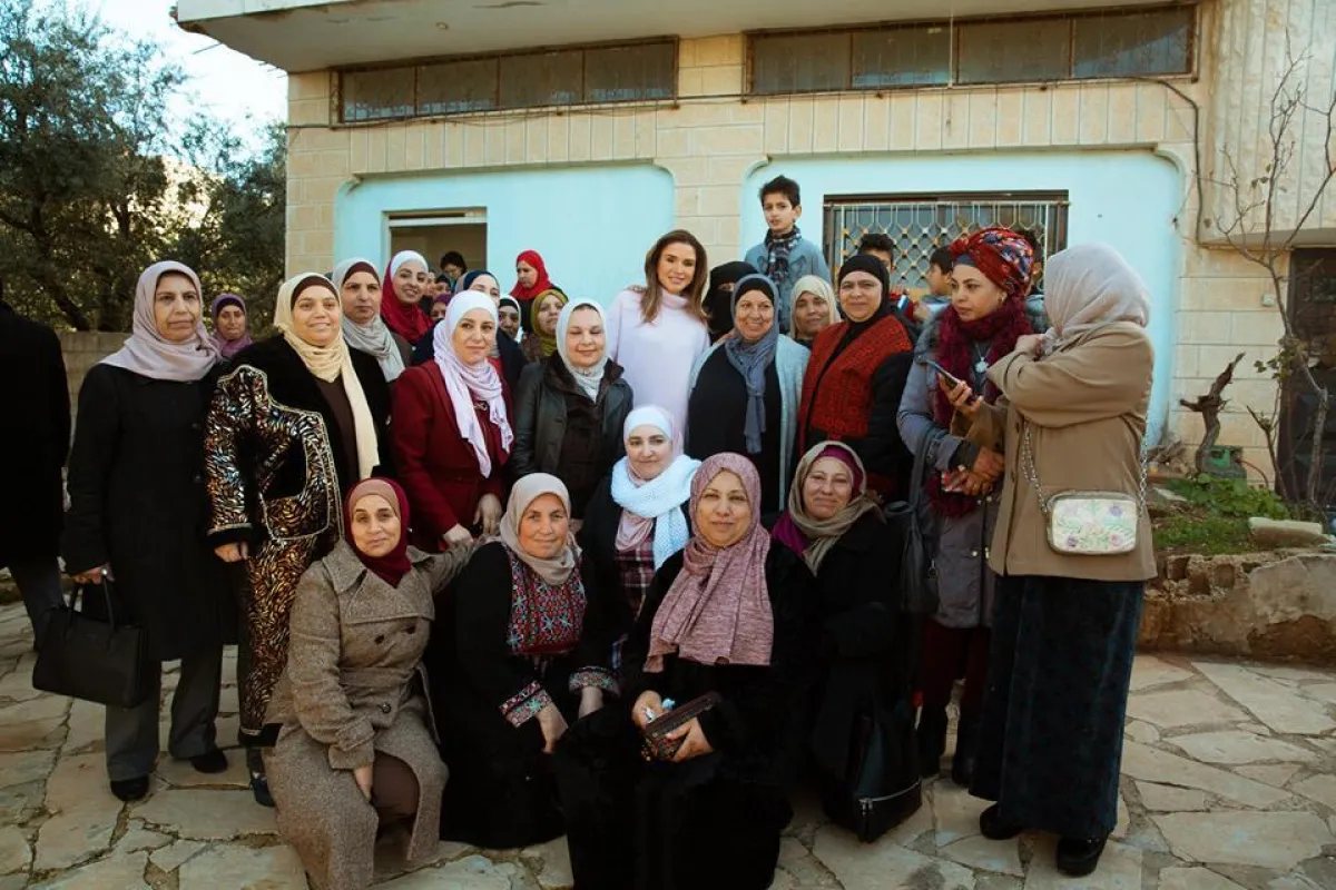 الملكة رانيا وزيارتها إلى الجمعية.jpg