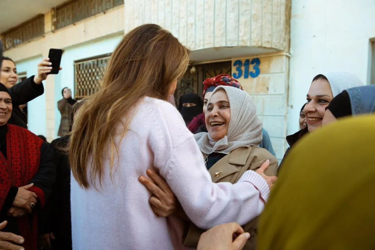 ترحيب سيدات الجمعية بالملكة رانيا.jpg