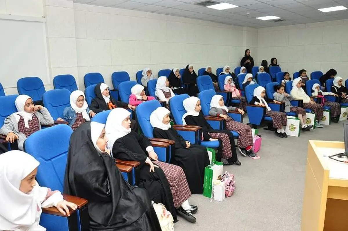 الطالبات والمدرسات.JPG