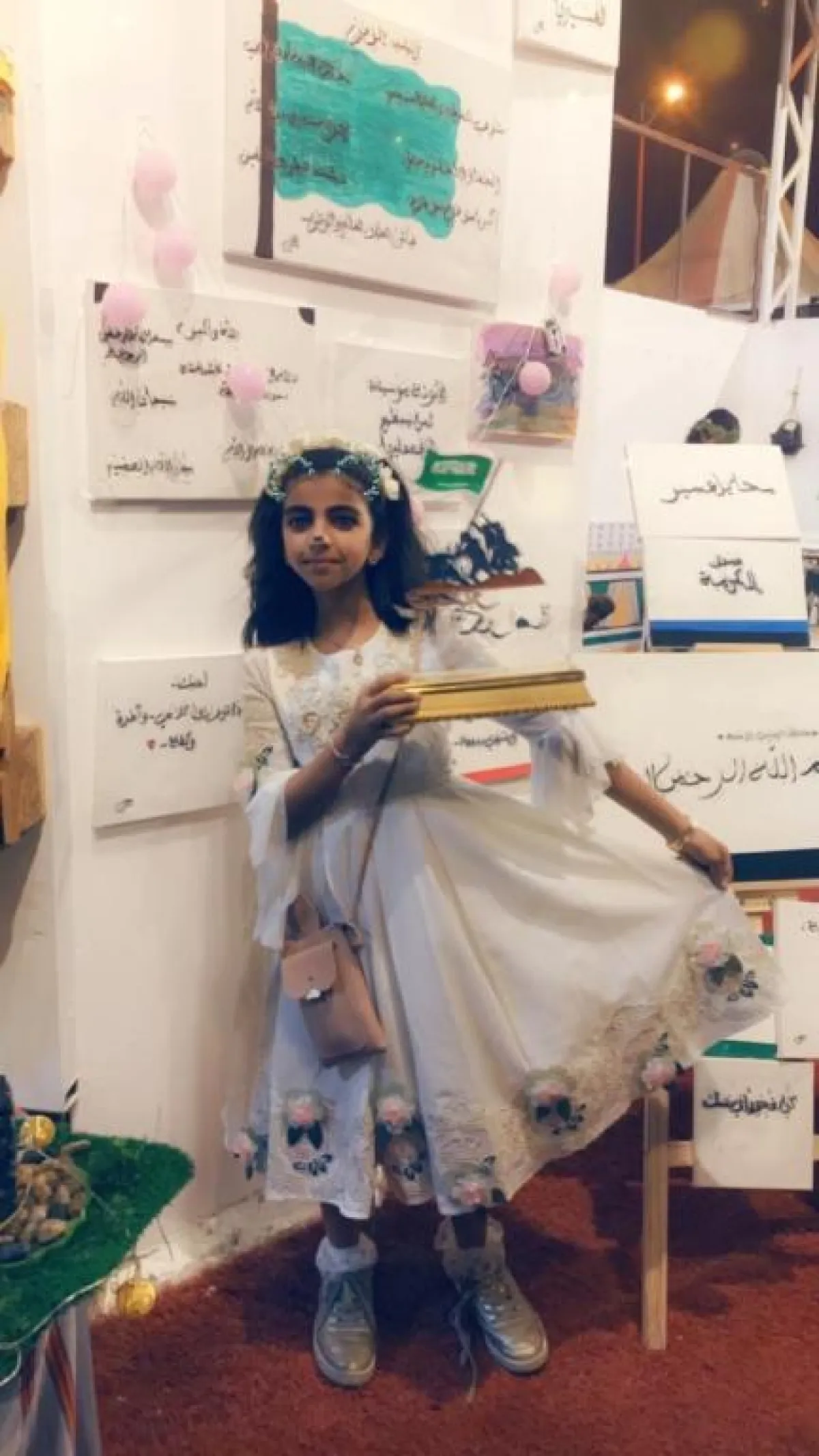 فنانة سعودية في الخط العربي في سن العاشرة