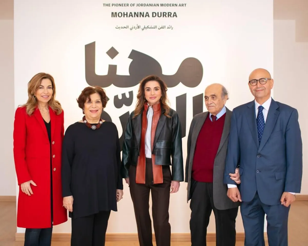 الملكة رانيا مع الأميرات غيداء ووجدان والفنان مهنا الدرة.jpg