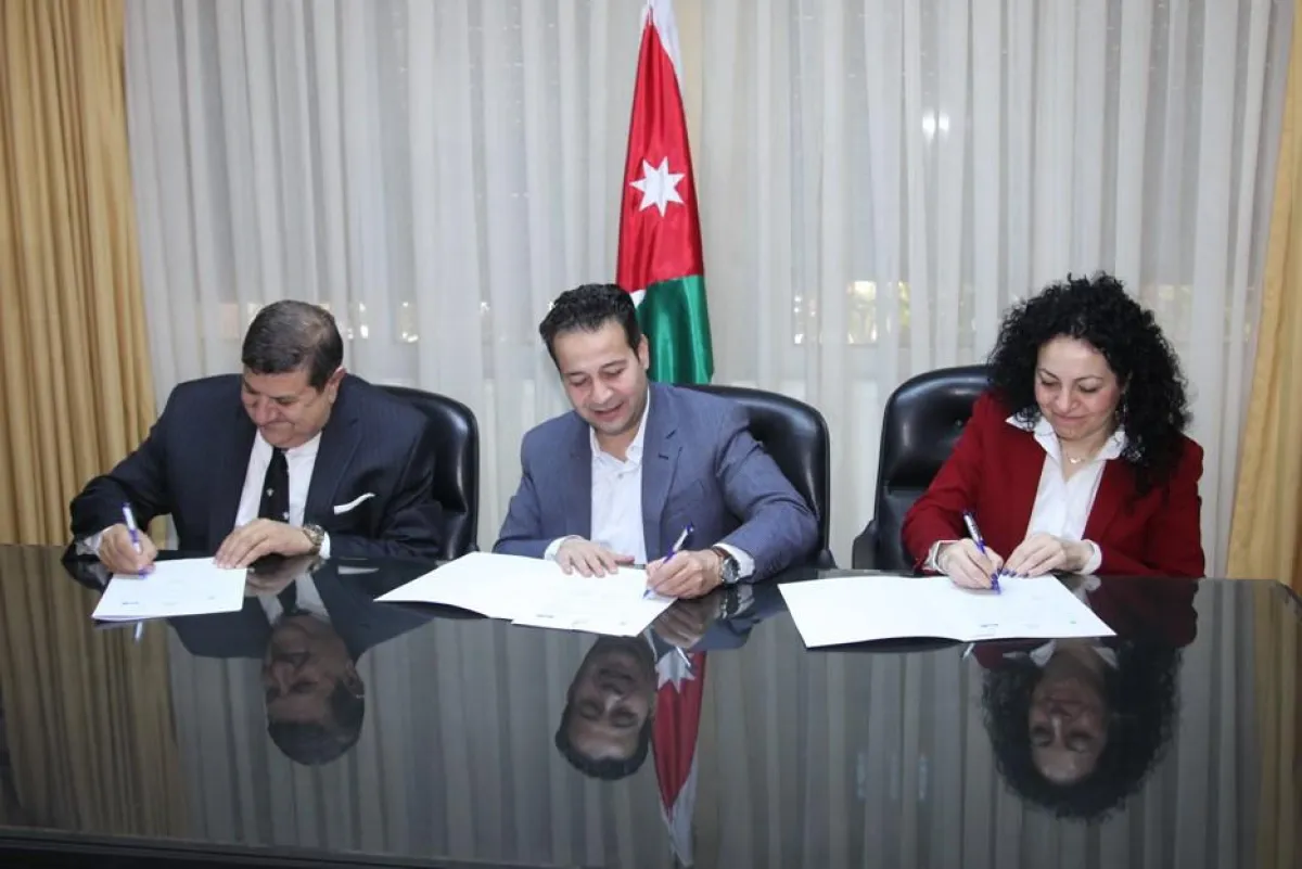 لحظة توقيع الإتفاقية.jpg