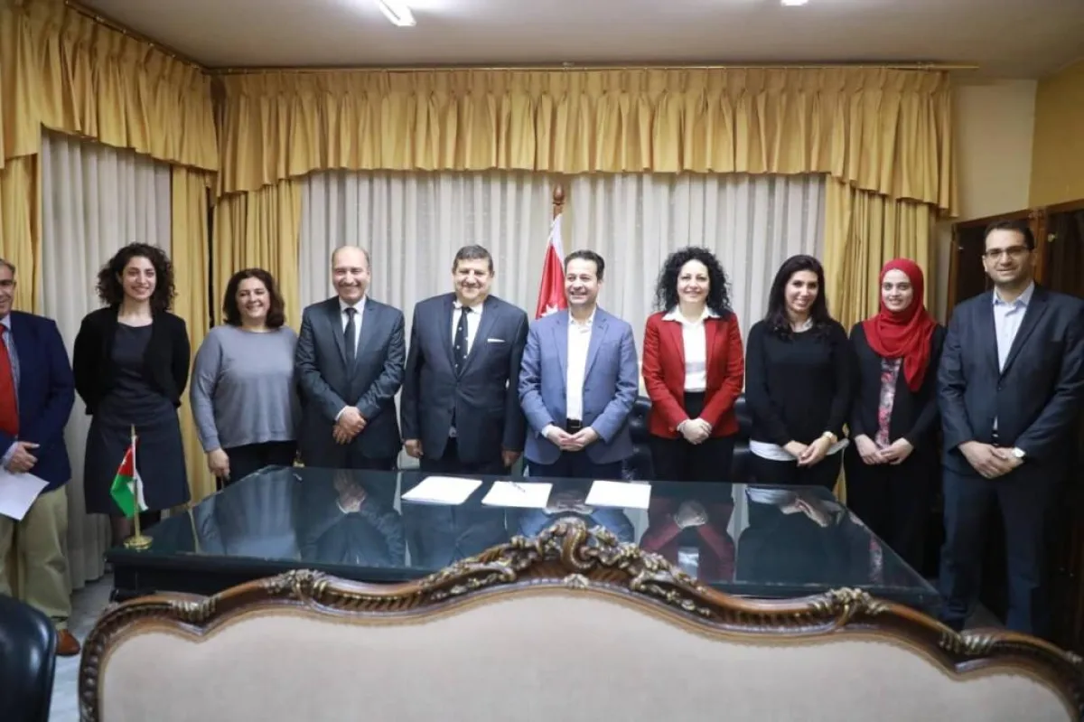 صورة جماعية بعد التوقيع.jpg