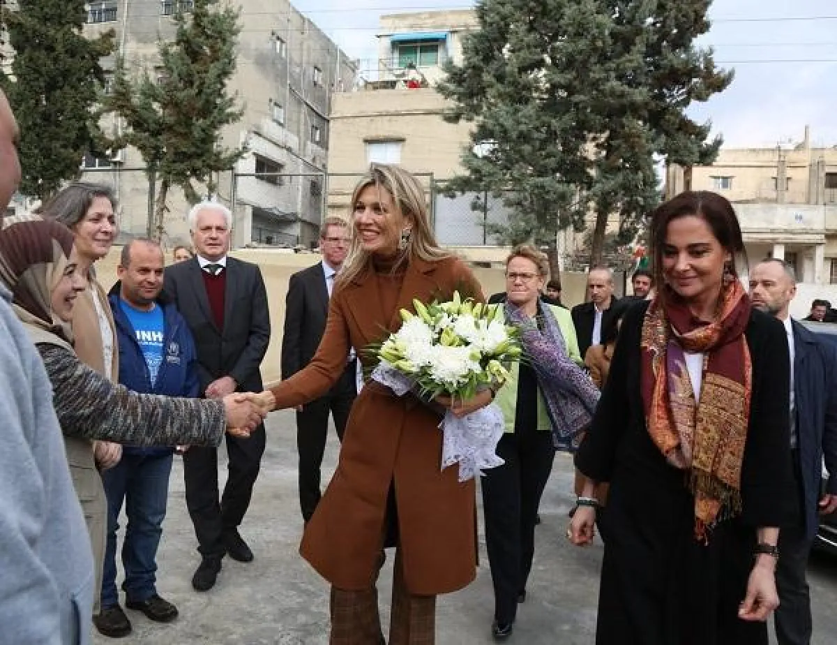 الملكة ماكسيما لحظة وصولها لمشروع لجان الدعم المجتمعي.jpg