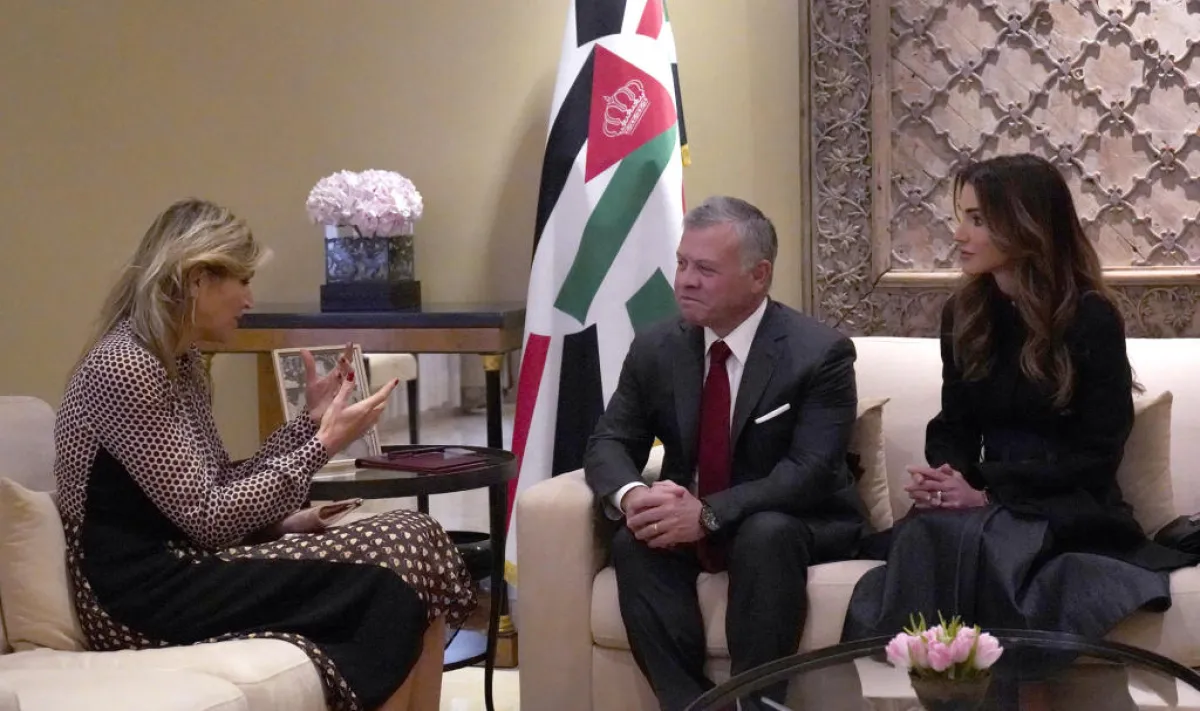 العاهل الأردني والملكة رانيا يستقبلان الملكة ماكسيما.JPG