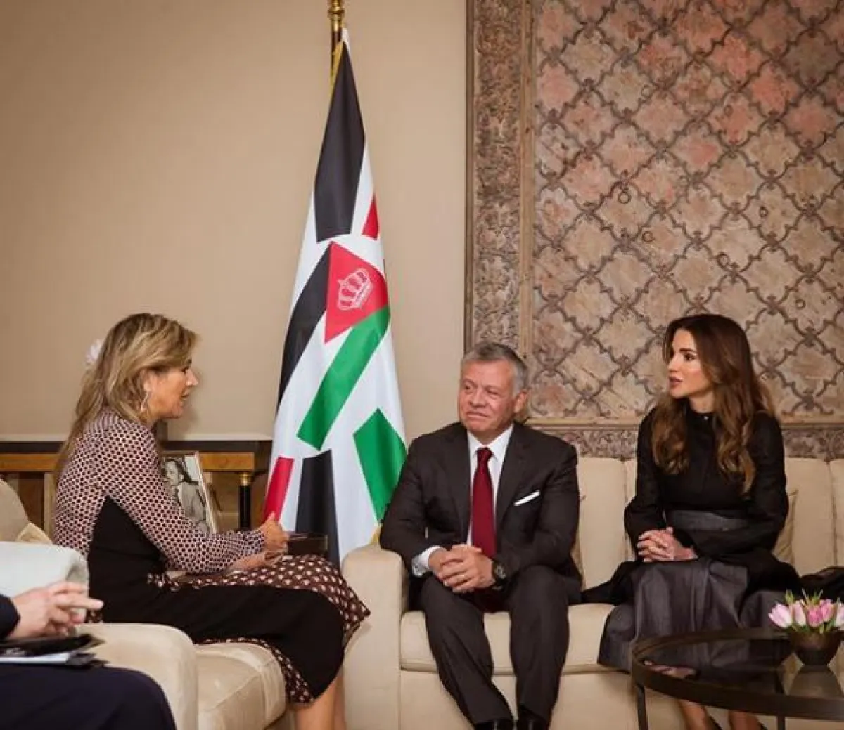 من لقاء الملك عبد الله الثاني والملكة رانيا مع ملكة هولندا.png