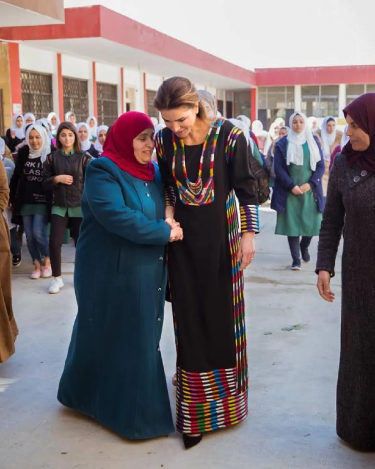 من زيارة الملكة لمدرسة لبابة.jpg