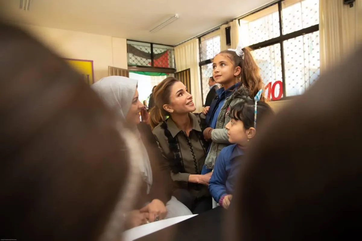 الملكة رانيا مع الطالبات في المدرسة.jpg