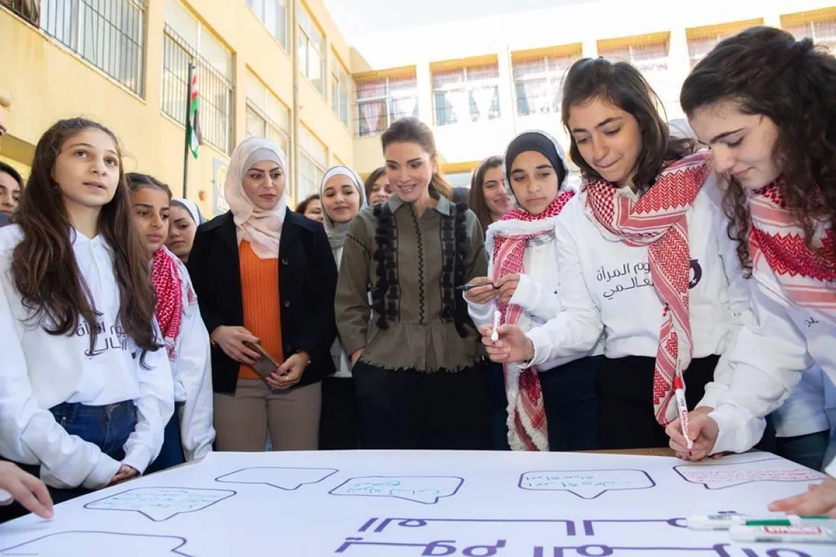 الملكة رانيا مع طالبات مدرسة الصويفية الثانوية الشاملة المختلطة للبنات.jpg