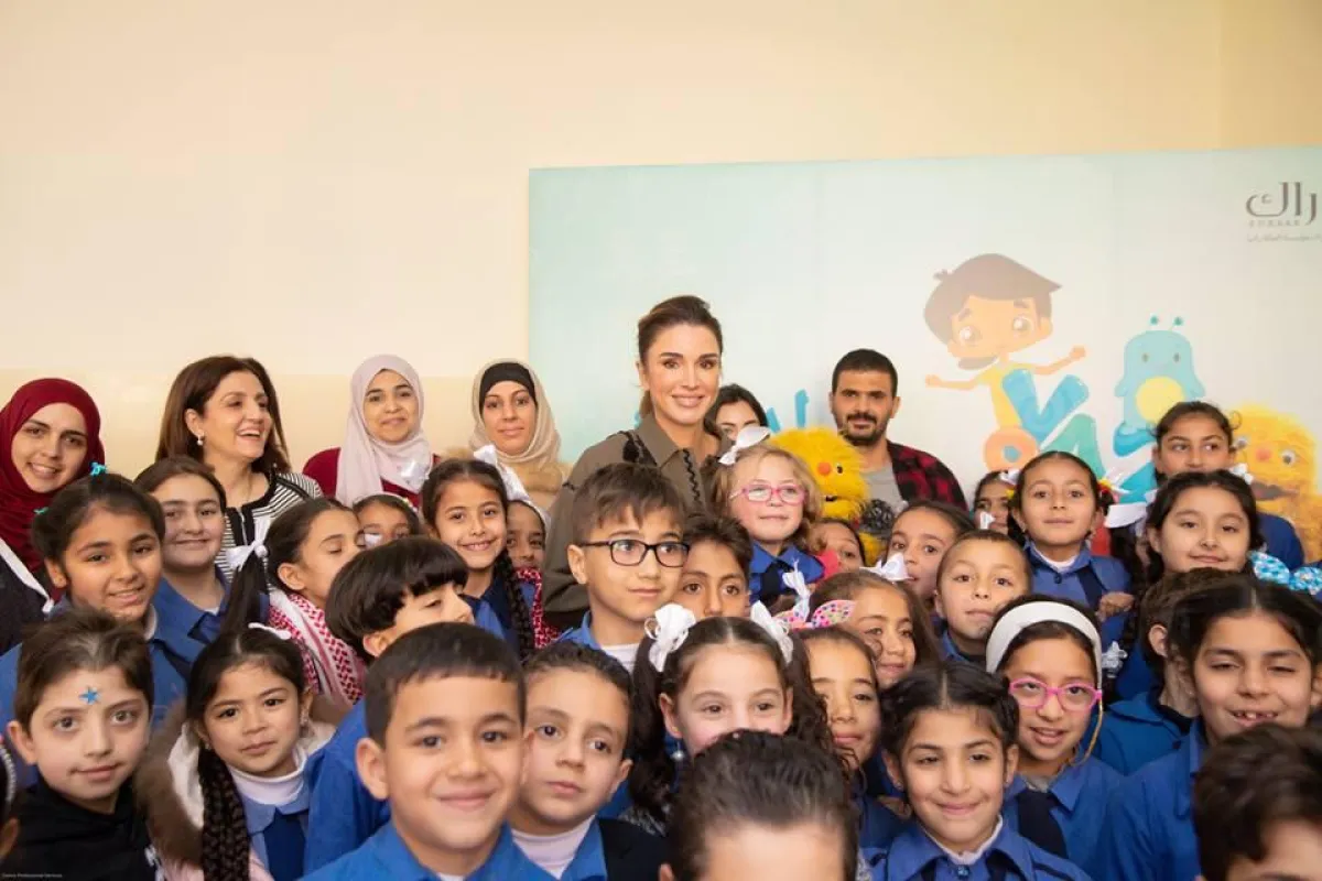 صورة جماعية مع الملكة رانيا والطالبات والمعلمات.jpg