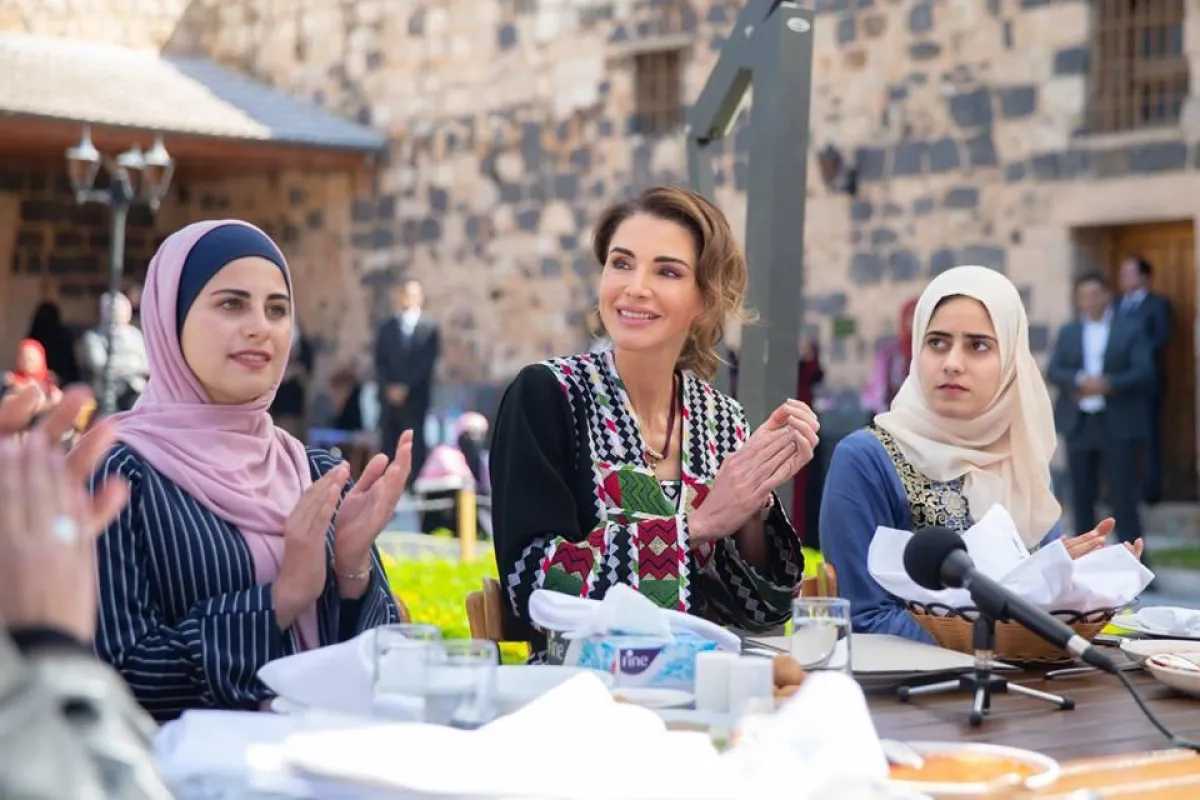 الملكة رانيا خلال زيارة إلى محافظة اربد.jpg