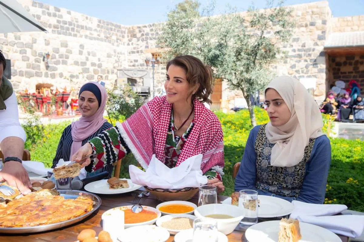 عبرت الملكة رانيا عن سعادتها باللقاء في اربد.jpg