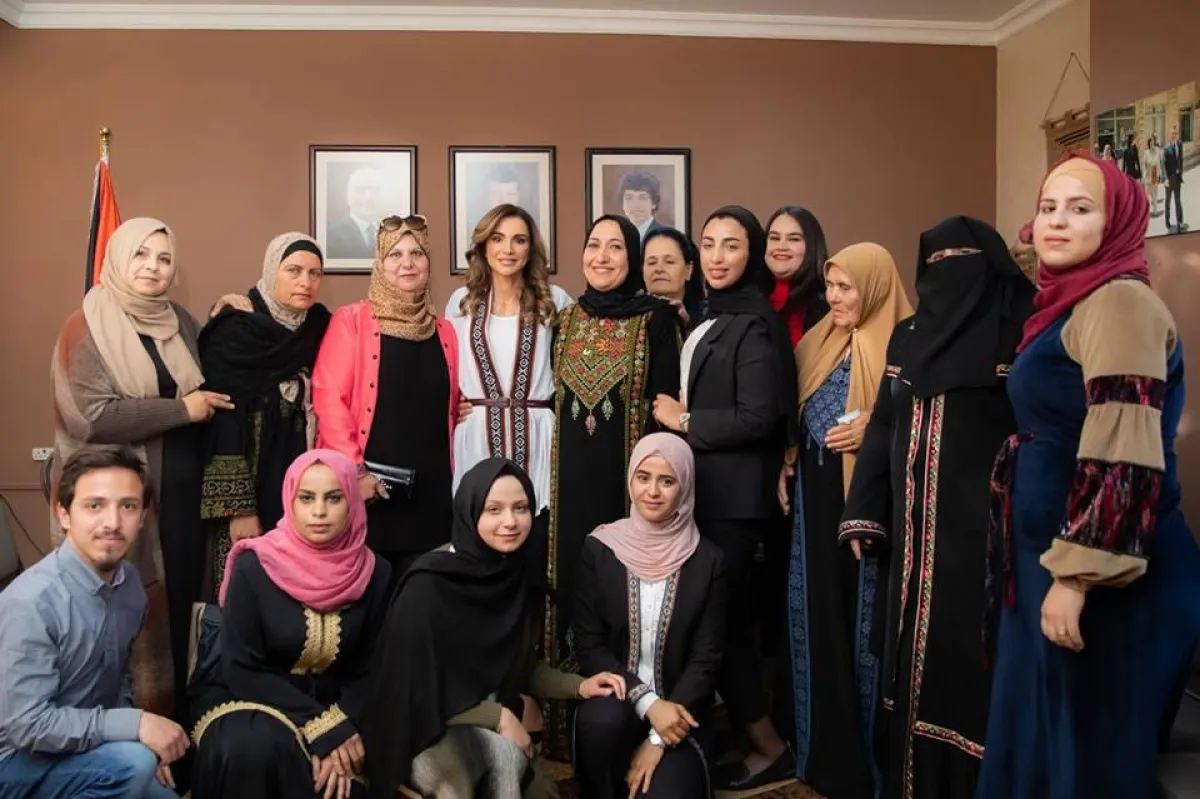 من زيارة الملكة رانيا تزور لمؤسسة الحسين الاجتماعية.jpg