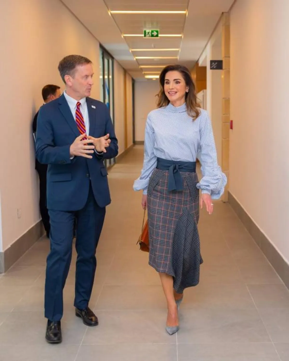 الملكة رانيا ومدير الوكالة الأمريكية للتنمية الدولية مارك غرين.jpg