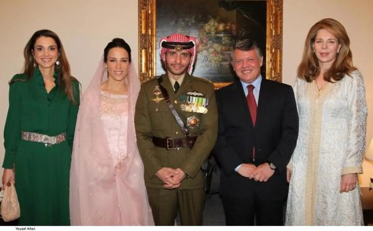 العاهل الأردني والملكة رانيا والملكة نور الحسين في عقد قران الأمير حمزة.jpg