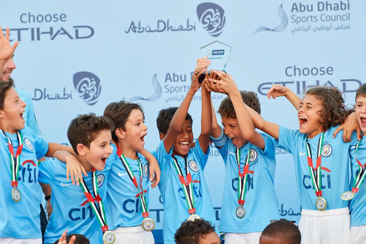 فريق الشارقة يفوز بالجائزة الكبرى لبطولة كأس مانشستر سيتي.jpg