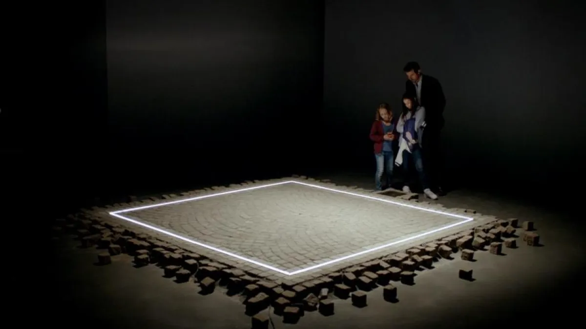 مشهد من فيلم المربع.jpg