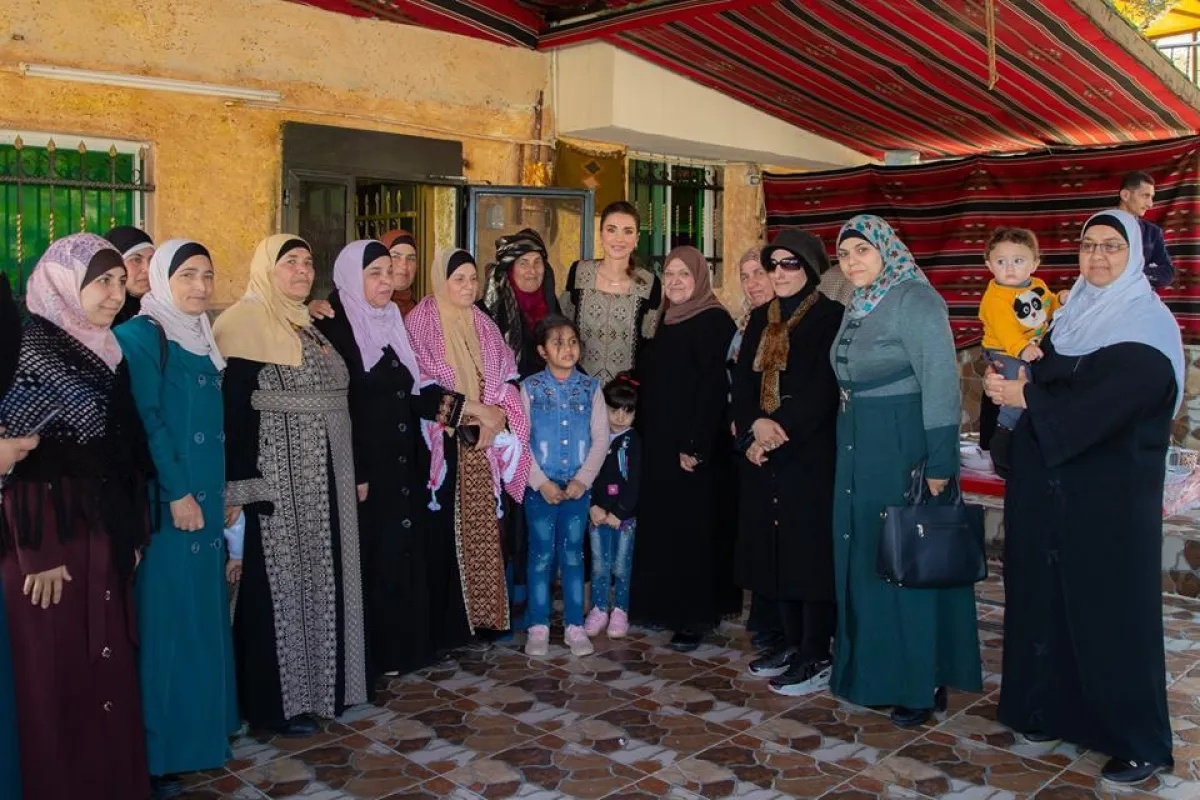 صورة جماعية للملكة رانيا مع سيدات وادي شعيب.jpg