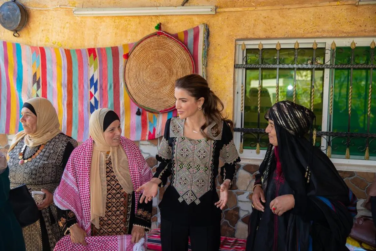 الملكة رانيا وزيارة لسيدات وادي شعيب.jpg
