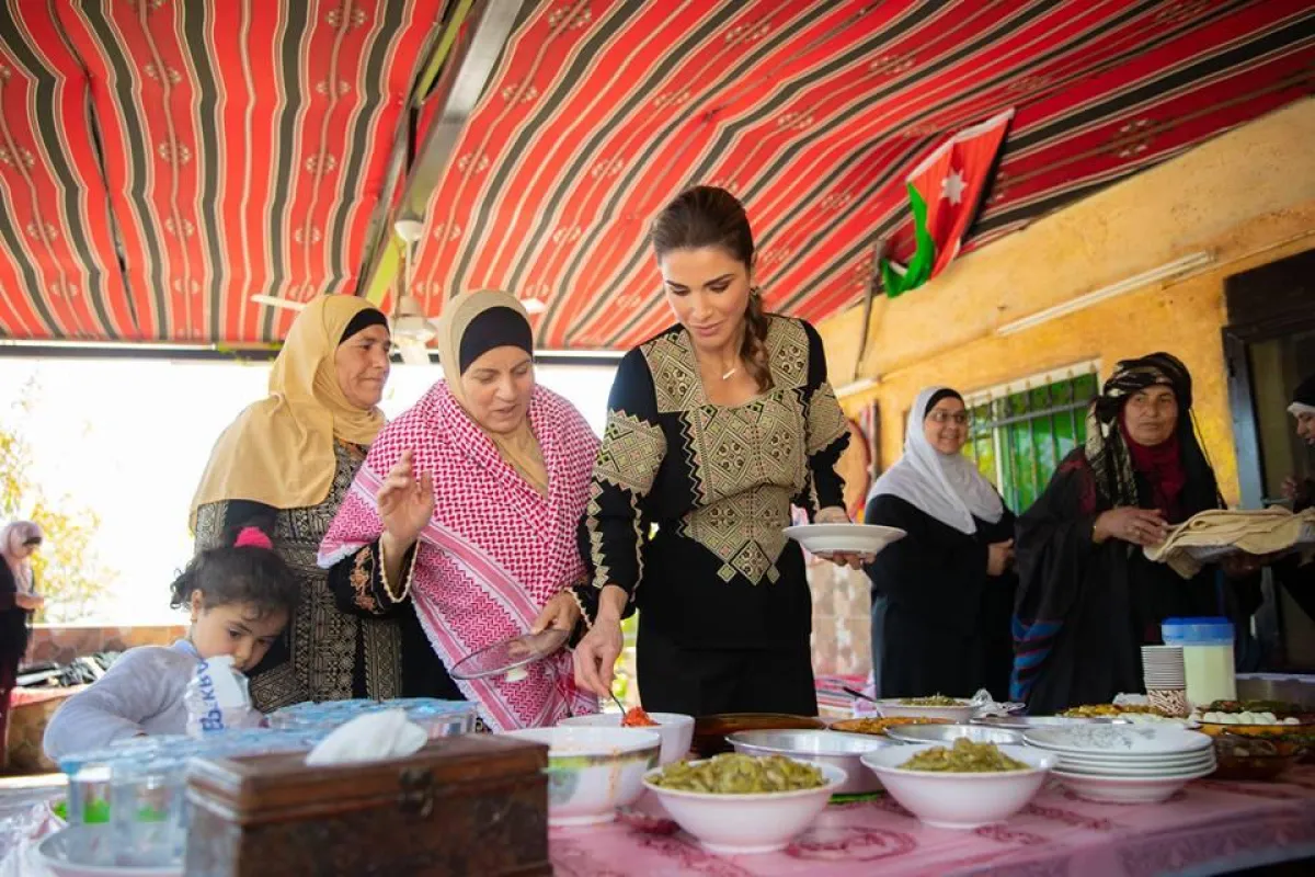 الملكة رانيا العبد الله في زيارة إلى وادي شعيب.jpg