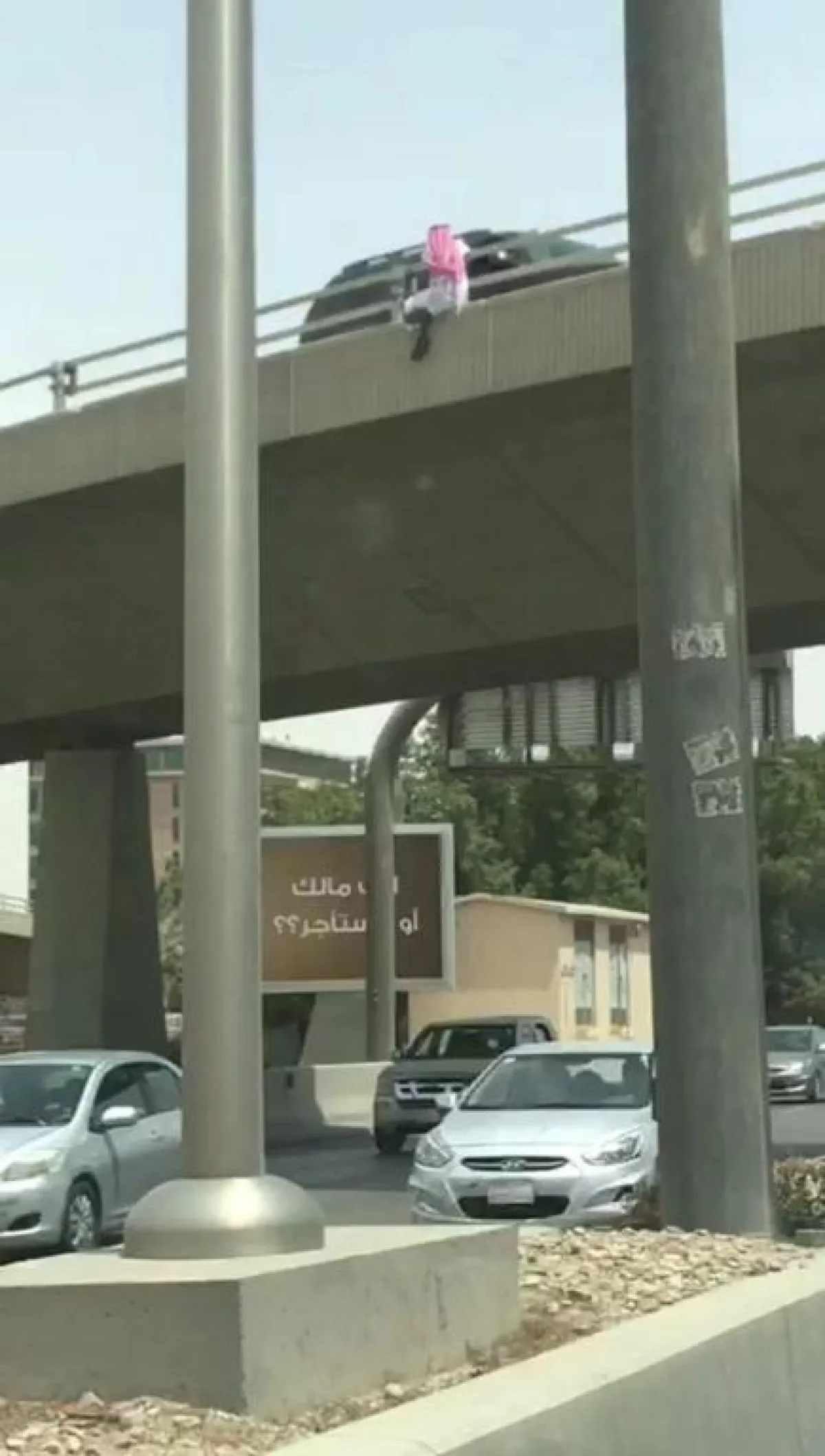 بالفيديو ..محاولة انتحار شاب سعودي في الرياض