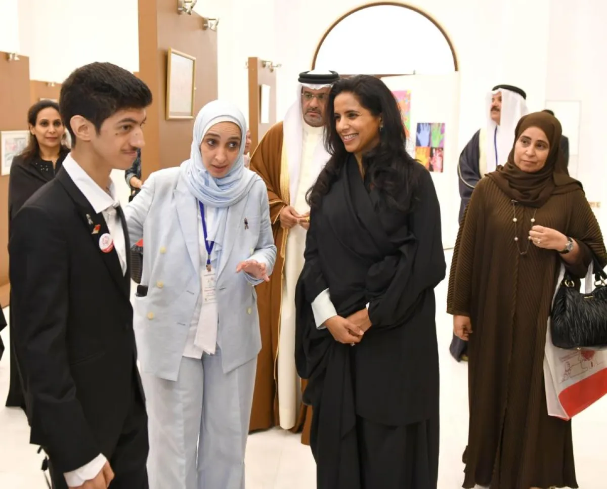 تتجول بالمعرض.jpg