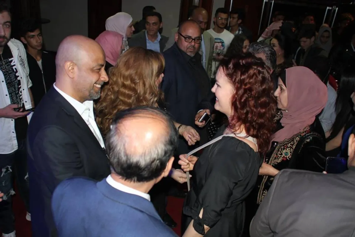 جانب من الفنانين وحضور الافتتاح.jpg