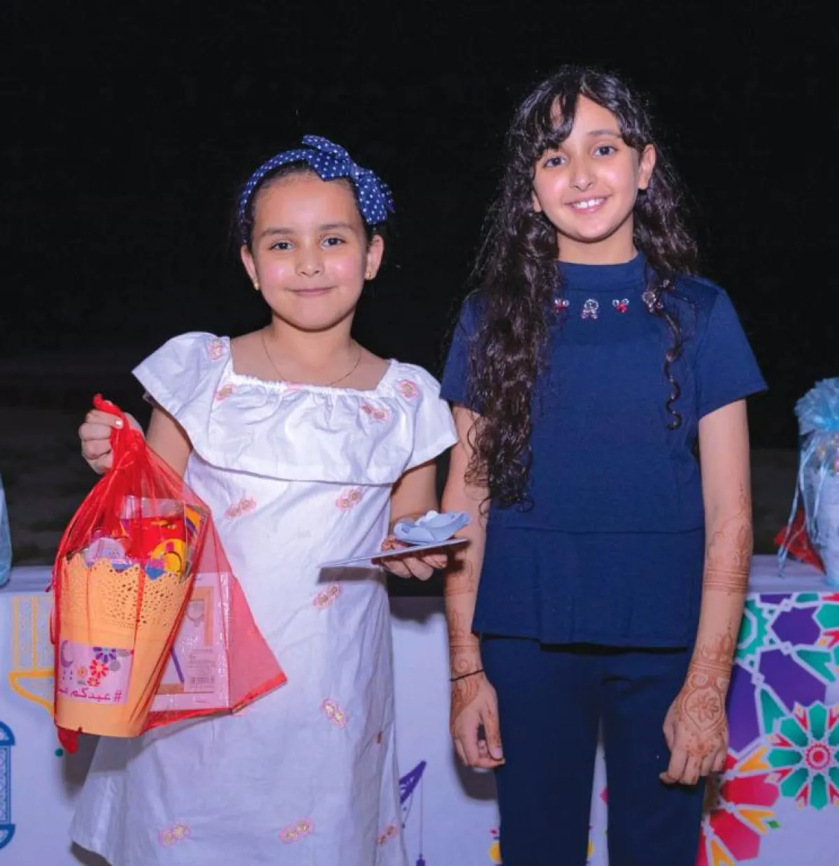 الشيخة شيمة مع الاطفال.jpg