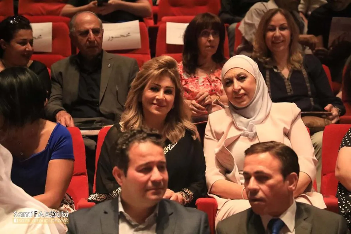 الفنانتان أمل الدباس وقمر الصفدي بين الحضور.jpg