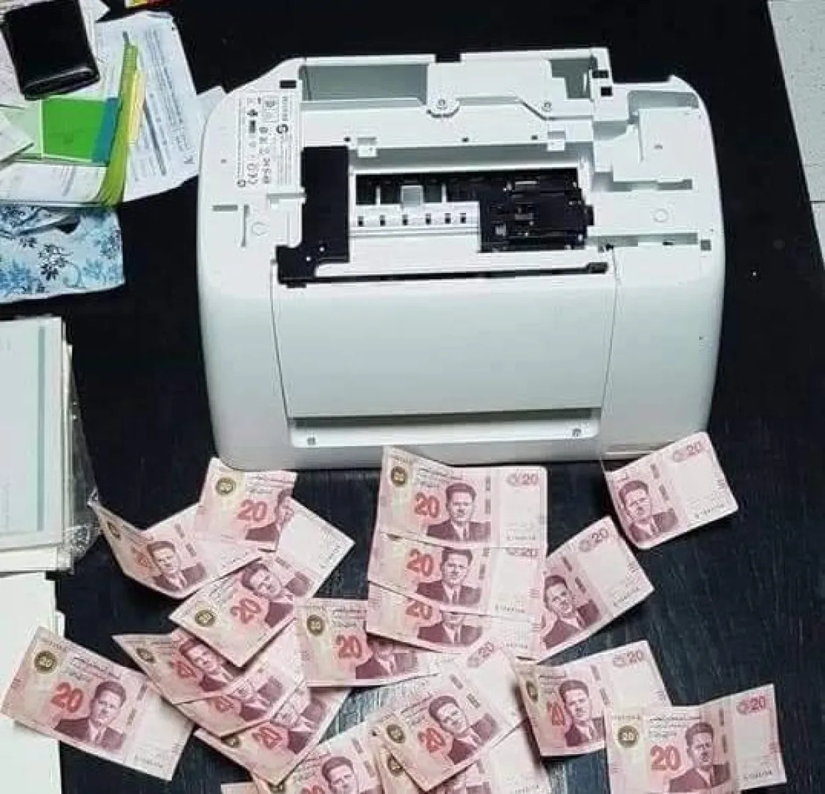 إيقاف امرأة تونسية تقوم بطبع ونسخ أوراق مالية