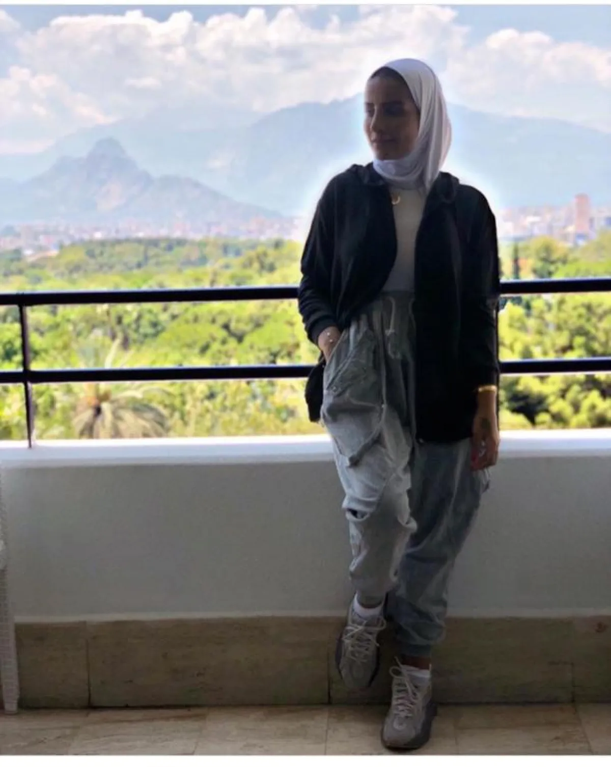 اطلالة مريحة من البناطيل الرياضية لفطامي بو حمد