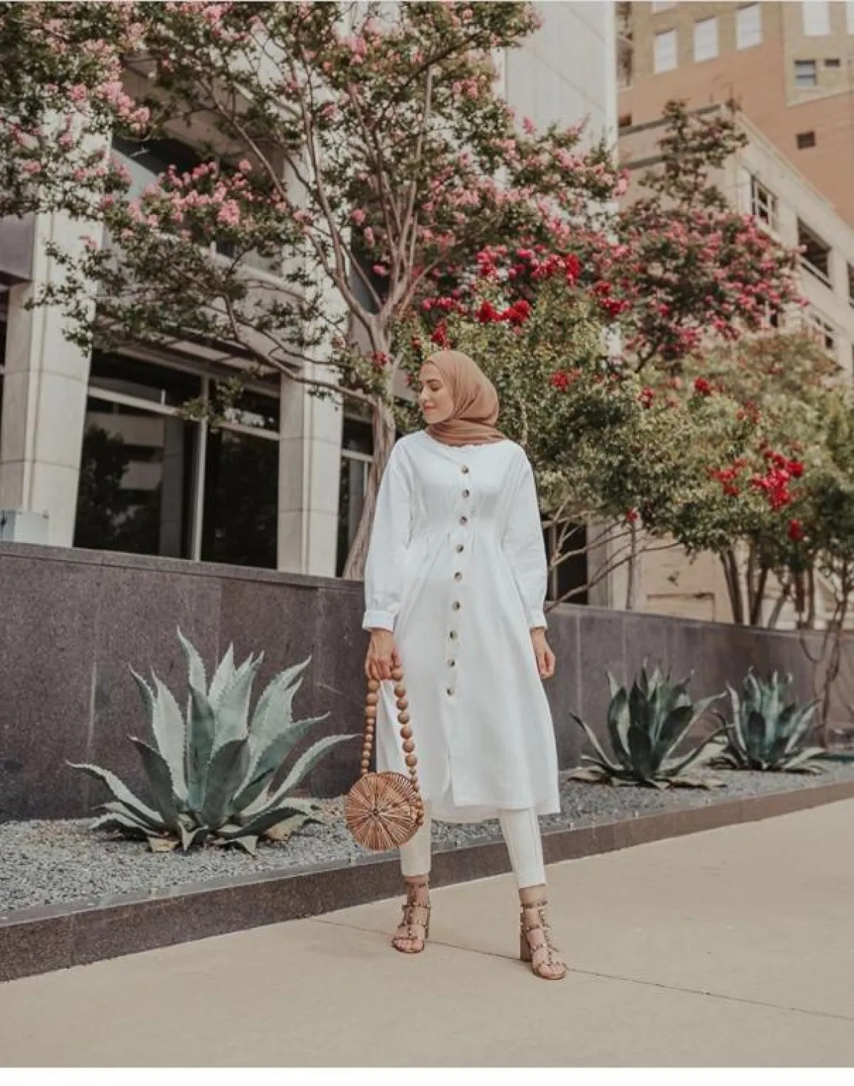 لينا أسعد بالفساتين القصيرة مع الأزرار الأمامية