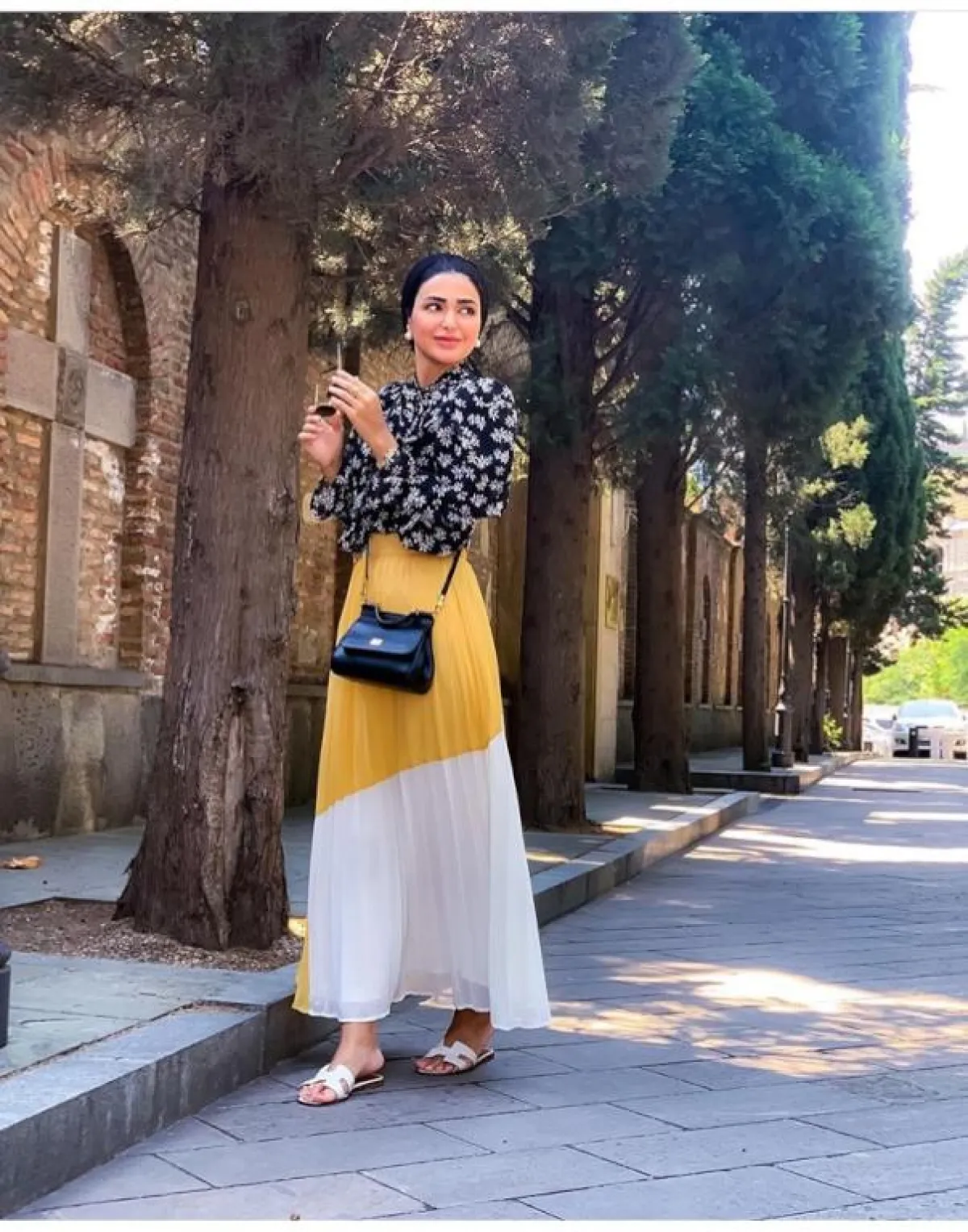 التنانير عالية الخصر مع البلوزات المعرقة بالورود من حنين الصيفي