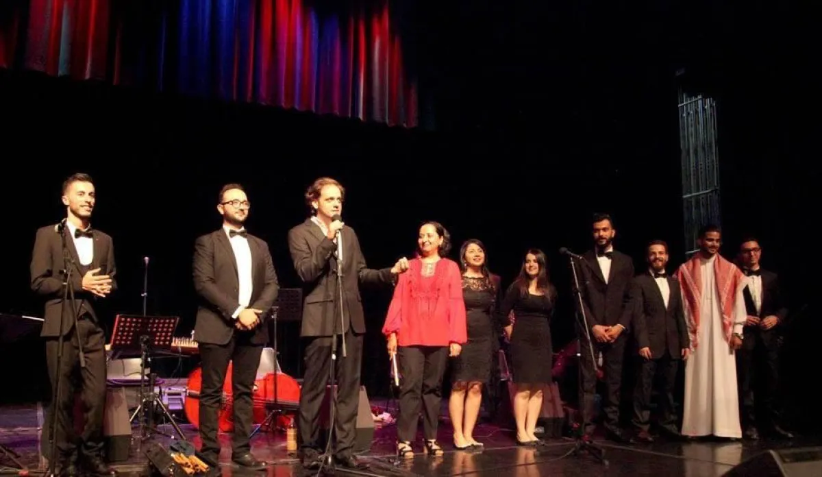 ربيع زريقات يتحدث لجمهور الأمسية.jpg