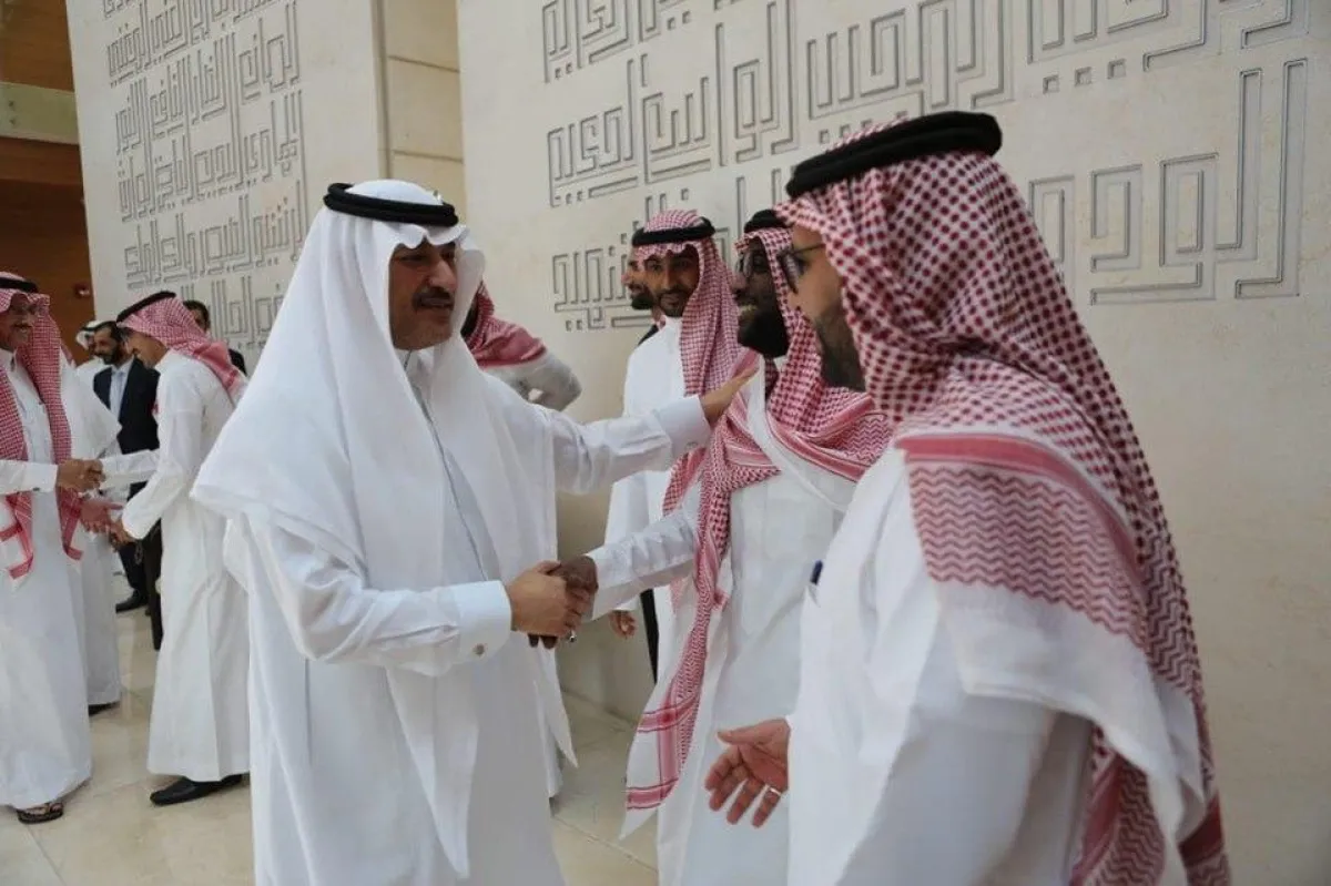 الأمير خالد بن فيصل بن تركي يودع منتسبي السفارة.jpg