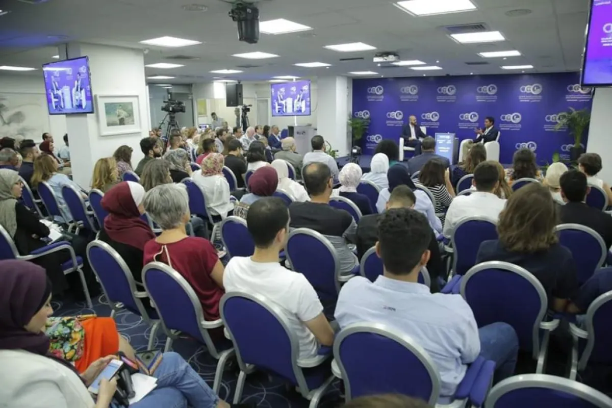 تحدث آسر ياسين عن بداياته في اللقاء.jpg