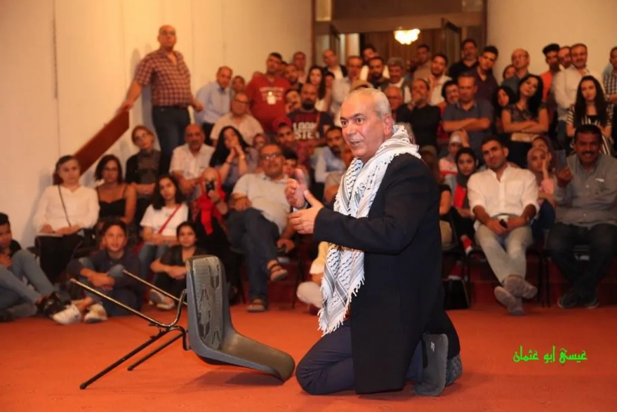 مشهد من مسرحية سأموت في المنفى.jpg