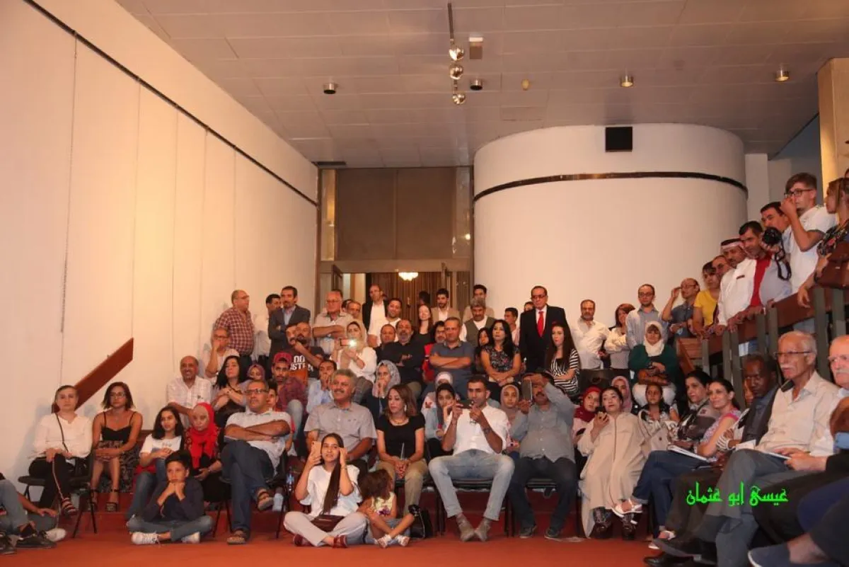 جمهور مسرحية سأموت في المنفى.jpg