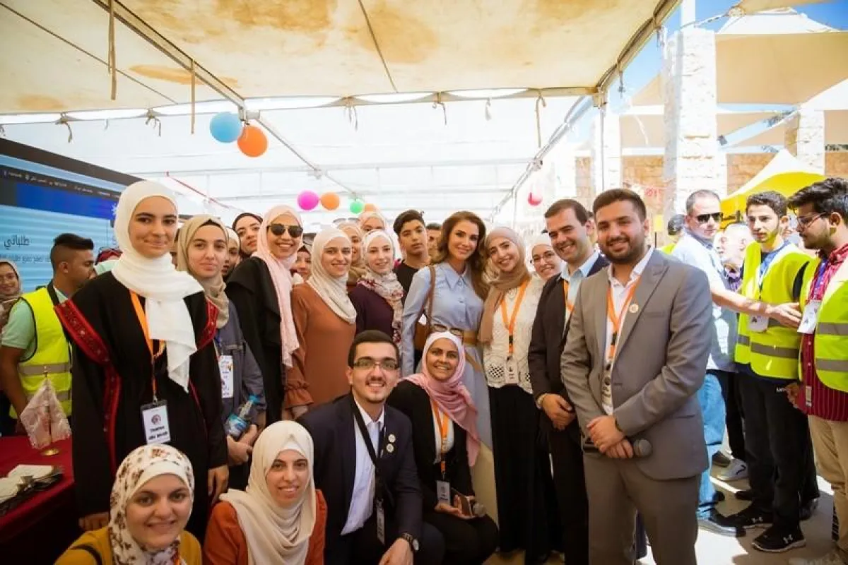 الملكة رانيا مع منظمي كرنفال عيش حلمك.jpg