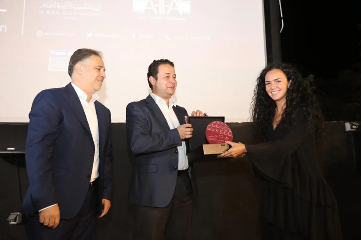 راكين سعد تتسلم درع التكريم.jpg