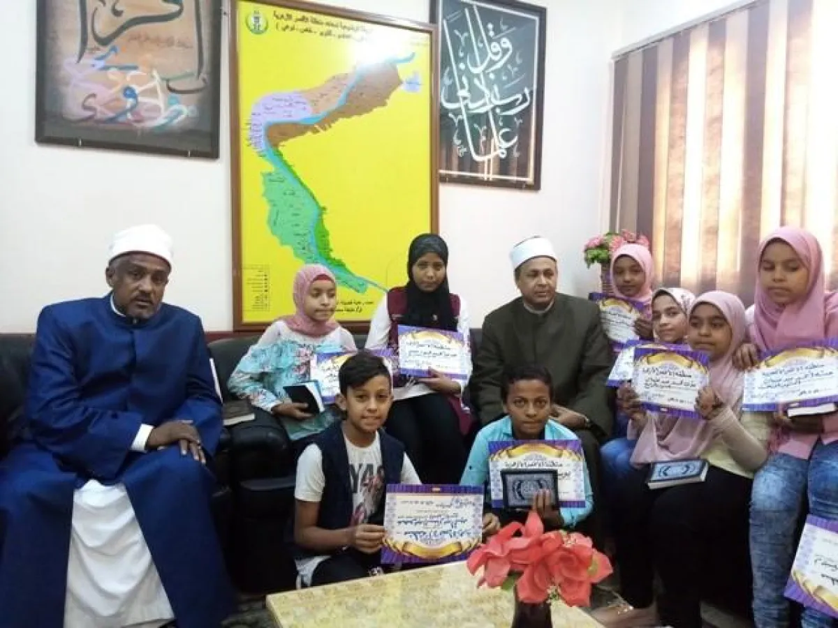 المكرمون مع مدير منطقة الأقصر الأزهرية.jpg